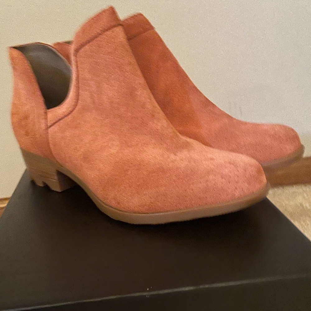 Sorel Lolla Teak Brown cut out bootie *new in box* Size 9